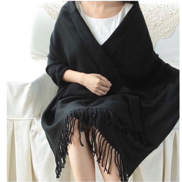 ✨RESTOCKED✨CASHMERE BLACK FRINGE SCARF/SHAWL OVERSIZED - Picture 3 of 5